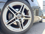 ●純正18インチアルミホイール:輸入車ならではの卓越した走りを支えるホイールと足回りです!日本車の走りに慣れている方にもぜひ体感して頂きたいほど、高いレベルでまとまっています!