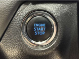 エンジンスタートボタンです。キーが車内にあれば、エンジンの始動・停止はブレーキを踏んでスイッチを押すだけ!キーを取り出す手間を省き、ワンプッシュでエンジンを操作するので簡単でスムーズです。