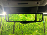 クリアサイトルームミラー ランドローバー初採用のテクノロジー。車体に装備したカメラによる後方映像がルームミラーに映し出されます。車両後方の様子をはっきりと確認できます。