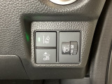 ハンドルの右側にはヘットライトリベライザーとHondaセンシング用のメインスイッチがついています。ヘッドライトリベライザーは道路状況や積荷の加重に応じてライトの高さを調節できます。