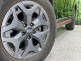 【純正アルミホイール】外観にマッチした純正アルミホイールを装着しております。各種社外アルミホイールや、スタッドレスタイヤも取扱いしております。是非ご相談ください♪