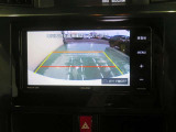 車両後方の映像を映すバックモニター。進路を確認しながら安全に車庫入れできます。