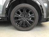 純正アルミホイール装着☆足回りが引き締まって見えてカッコいいですね☆