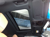 ムーンルーフ付きのお車です。