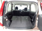 セカンドシートを倒すとさらに広々のラゲッジスペース