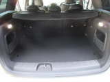 トランクルームは、スペース的にも十分な広さではないでしょうか。後部座席のシートを倒す事もできますので、大きい荷物の収納も可能です。