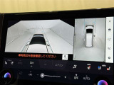 パノラミックビューモニターを装備。駐車場や交差点でクルマを真上から見るように周囲を確認できます。機能の詳細は販売店スタッフまでおたずねください。