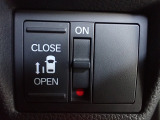 運転席からもスライドドアをボタン操作でスピーディーに開閉できます!またスマートキーでも操作できるので便利です。