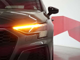いわゆる「流れるウインカー」ダイナミックターンインジケーターが装備されております。安全性とデザイン性を兼ね備えた鋭い発色は、アウディらしい「技術による先進」を他のドライバーに伝えます。
