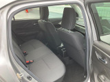リヤシートも全車消毒済み。足元も広々。ドアには小物を収納できる便利な【リヤポケット】付。