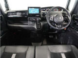 視界広々で運転しやすくロングドライブでも疲れを感じさせないすっきりとまとまったインパネ周りです。