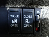 運転席からもスライドドアをボタン操作でスピーディーに開閉できます!またスマートキーでも操作できるので便利です。