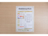 【車両検査証明書】店頭にてクルマの状態が一目で分かる検査証明書を公開中。トヨタ認定検査員が厳しく査定し、状態を点数と図解で表示しています。修復歴はもちろん、傷やヘコミの箇所や程度がご確認いただけます。
