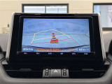 バックガイドモニター付きです。車の後方に小型カメラが付いており、バックする際の後方の様子をモニター上に表示します。