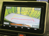 【バックカメラ】駐車時に後方がリアルタイム映像で確認できます。大型商業施設や立体駐車場での駐車時や、夜間のバック時に大活躍!運転スキルに関わらず、今や必須となった装備のひとつです!