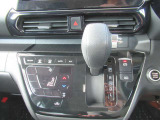 シフトレバー+エアコン操作部。エアコンパネル付近は可能な限りフラットに!お掃除などが楽ですね☆