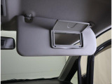 運転席側のサンバイザーには鏡付き☆お出かけの前にサッと身だしなみのチェックも出来ます♪
