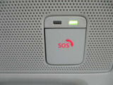 SOSコールは急病時やあおり運転被害などの危険を感じた時スイッチを押すと専門のオペレータに繋がって警察や消防への連携をサポ―トしてくれます。万が一の事故発生時にはエアバック展開と連動して自動通報します。