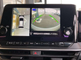 『アラウンドビューモニター』は、空から見下ろすような視点で、スムースな駐車と安全確認をサポートします。
