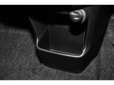 運転席足元には小物入れ。