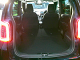 後席を倒すと大きな荷物や長い荷物も積載可能に!