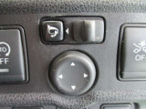 電動格納ドアミラーを装備しております。駐停車時や狭い路地でのすれ違い時などで便利です☆また、手元のスイッチで左右ガラス面の角度変更ができるため、お好みの角度に調整が可能です♪