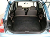 リヤシートの背もたれを前に倒すと大きなラゲッジに早変わり。大きな荷物も積載できます。