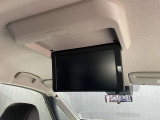 後席モニターはセカンドシートやサードシートの方でも長距離ドライブなどTVモニターでTV鑑賞ができ時間をゆったり活用できます。