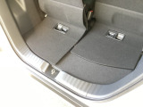 後席の操作がしやすく、荷物の量や大きさに合わせてスムーズにシートアレンジが行えます。