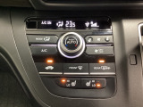 セレクトレバーの左側にプラズマクラスター付き・オートエアコンがついてますので簡単操作で快適に過ごせます。シートヒータースイッチ内蔵で前席の左右別々にHiとLoの2段階で温度設定ができます。