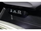 小物の収納に便利なセンタートレイには携帯等のデバイスの充電可能なUSB出力電源付です。