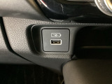 エアコン操作パネルの下に、スマートフォンなどの充電可能なUSB端子がついています。移動中に充電もできるので便利です。
