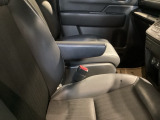 アームレストは、運転中の腕をしっかりと支えることで、疲労を大きく軽減してくれます。