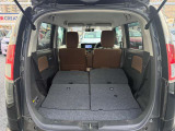 シートを両方倒すと大きな荷物も積めます。