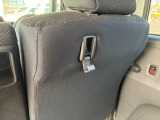 シートバックには便利なコンビニフックを装備しています。