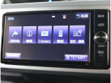 純正ナビを装備。タッチパネル式で使いやすく、お出かけもラクラクです。