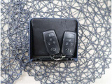 【スマートキー】キーをバッグやポケットに入れたままでもドアロックの開閉が出来るほか、エンジンキーを挿さなくてもエンジンスタートストップが出来ちゃいます!