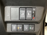 両側電動スライドドアは運転席から操作ができるよう、操作スイッチが付いています。Hondaセンシング用のVSA(ABS+TCS+横滑り抑制)解除と路外逸脱抑制機能などのスイッチがあります。