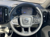 象徴的なボルボエンブレムとグリップの効いた革巻きのステアリング。冬場でも手袋なしで運転頂けるステアリングヒーター付きです。