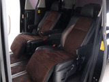 【特別仕様車限定】ハーフレザーシート!本革&ブラック人工皮革とアルカンターラシートがミックスされたハーフレザーシートです。おしゃれな色の組み合わせで高級感のある車内空間が広がっております。