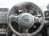 スポーティな3本スポークステアリング。