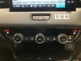 プラズマクラスター搭載フルオートエアコンディショナーとなっております。運転席と助手席でそれぞれで温度設定ができますので、快適にドライブをすることができます。