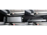 運転席と助手席の間にはテーブル付きドリンクホルダー!