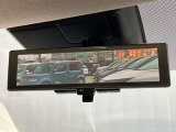 【インテリジェントルームミラー】 車両後方のカメラ映像がミラーに映るので、乗員や荷物が多くても安心♪夜間や悪天候の日でもクリアな映像で視界良好です◎