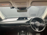 フロントピラーの位置を従来よりも後方にレイアウト。運転席からの視界の広がりを向上。車両の周囲の状況を、いち早く知ることで、安全に運行できます。