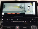 バックカメラの他に上から見下ろしたような画像が見れるアラウンド(全方位)モニター。前後左右を把握できる、すごい機能が装備されています!