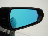 ブルーミラー装備!太陽光や後続車のヘッドライトなどの眩しい光を軽減します。