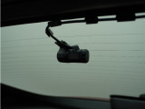 ◆リアにもドライブレコーダーを装備しております◆映像・音声などを記録する自動車用の装置です。もしもの事故の際の記録はもちろん、旅行の際の思い出としてドライブの映像を楽しむことができます。