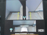 運転席から前タイヤ付近をモニターできるサイドビューモニターと、フロントカメラを装備しています。