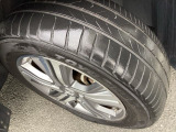 アルミホイール付!鉄ホイールと違って軽いので燃費にも影響してきます。ガソリンの高騰に少しは貢献します!あと単純に足元がきまります。